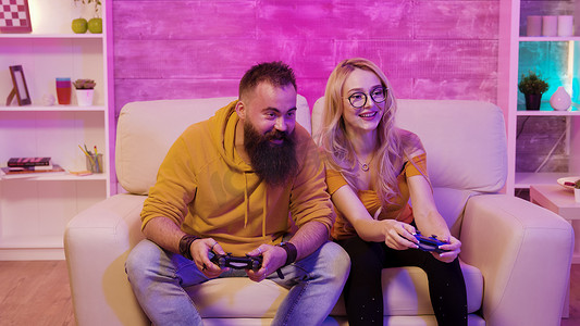 与男友一起玩网络视频游戏的女玩家