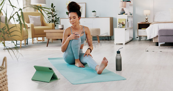 锻炼、瑜伽和平板电脑与健身女性一起在家里的休息室流式传输在线课程、教程或互联网虚拟培训直播。
