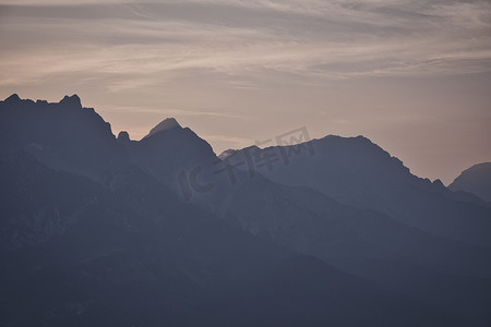费利斯摄影照片_奥地利萨尔茨堡萨尔费尔登晨雾中山峰的轮廓