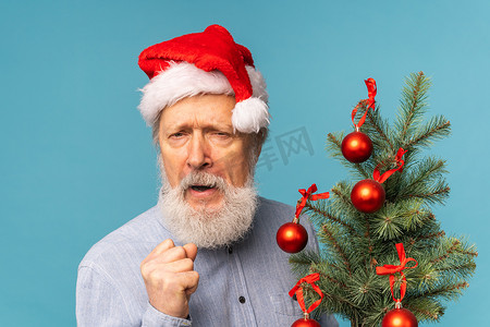 愤怒的圣诞老人吓到孩子们，男人戴着圣诞老人的帽子表现出攻击性的情绪 — 消极和坏心情的圣诞概念