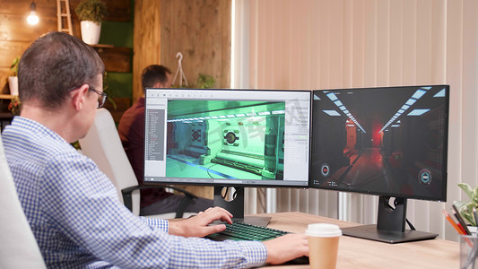 视频游戏创作者团队在电脑显示器上展示图形