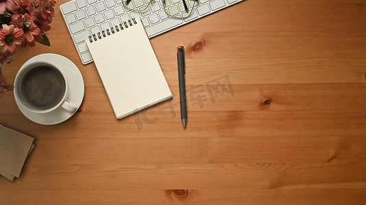 键盘耳机鼠标摄影照片_空白记事本、咖啡杯、无线耳机和鼠标在木桌上的顶部视图。