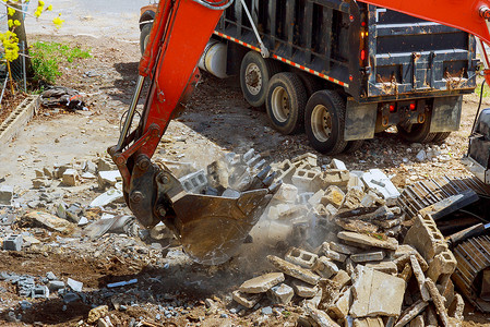 挖掘机将建筑垃圾装入材料中，以便从施工中处理
