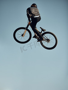 骑自行车、骑自行车和男子为体育自由式比赛、比赛或旅行比赛做跳伞技巧。