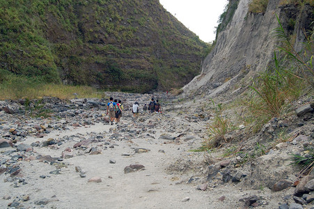 通往菲律宾三描礼士省皮纳图博湖的山脉