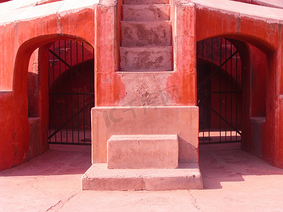 人行通道闸摄影照片_Jantar Mantar天文台的一部分，有两道封闭的铁门