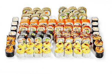 为公司准备新鲜的传统日本寿司卷