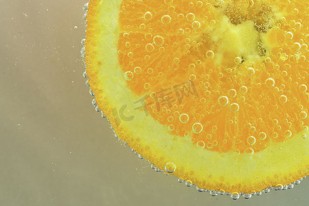 多汁的橙色切片特写镜头在白色背景的。