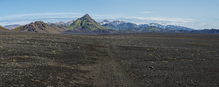广阔的全景火山熔岩沙漠景观，拥有绿色的 Storasula 山峰、Landmannalaugar 山和 Laugavegur 远足径的小径。 