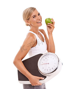 妇女、苹果和运载的标度为饮食、减重或者健康营养反对白色背景。