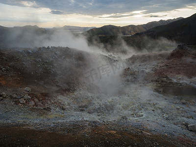 地热喷气孔和色彩缤纷的流纹岩山以及五彩缤纷的火山。