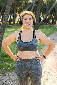 肥胖的身体积极性女人和运动。