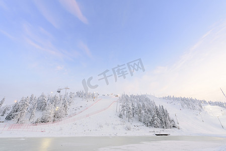 冬季 Rukatunturi 跳台滑雪山和好天气 a