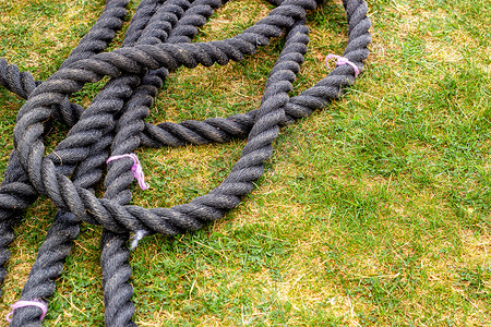 绿草上的黑色绳索用于运动。