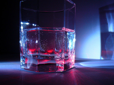 玻璃中的水，光影。