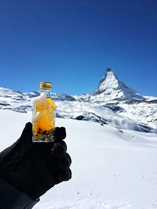瑞士采尔马特雪山冬季威士忌
