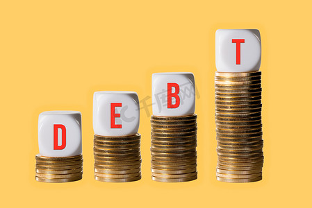 一堆金币与块拼写债务来说明不断上升的信贷问题