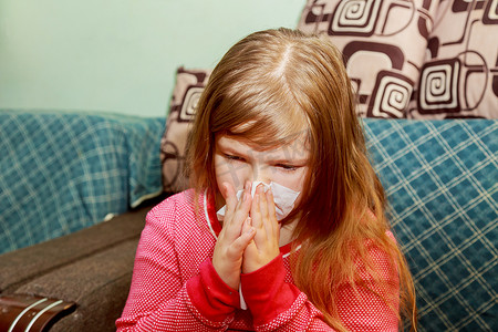小女孩流鼻涕，用纸巾擤鼻涕
