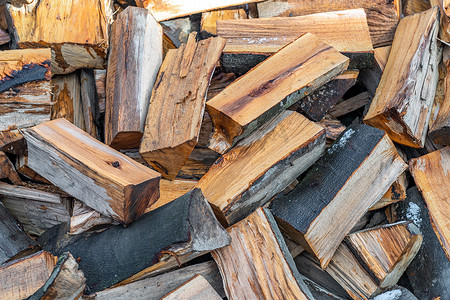 一堆木头在壁炉里取暖。