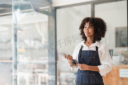 创业成功的小企业主 sme 美女站在咖啡店餐厅与平板智能手机。