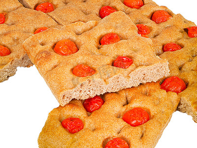 意大利扁平面包有机全麦面包配西红柿 — 白色背景