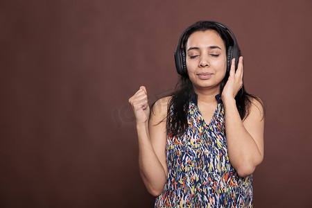 戴耳机的印度女人，拿着可以想象的麦克风