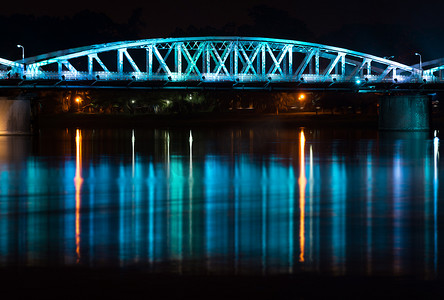 蓝色长城摄影照片_顺化 Truong Tien 桥的夜景。