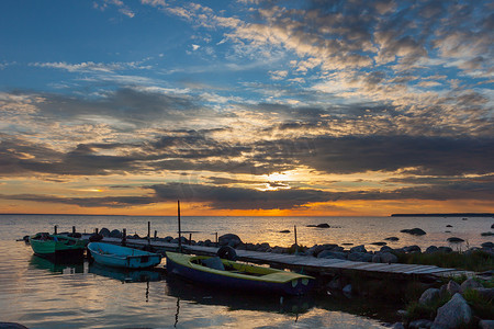 孤寂摄影照片_平安的日落戏剧性的天空和小船