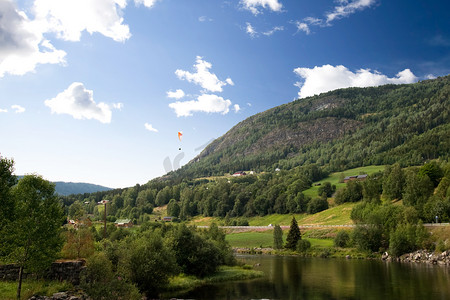 带降落伞的挪威风景