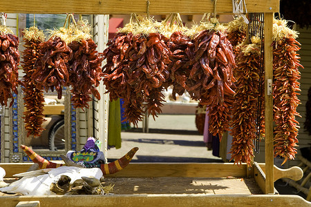 新墨西哥州摄影照片_新墨西哥州奇马约店前挂着的红辣椒