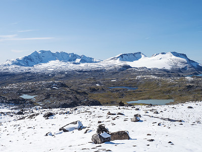 从 Krossbu 欣赏挪威西部 Jotunheimen 国家公园的 Smorstabbreen 冰川、雪山和蓝色湖泊的全景