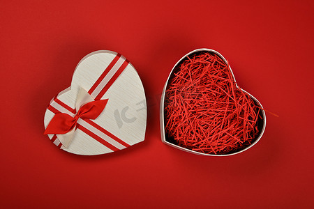 打开在红色的心形的礼物盒