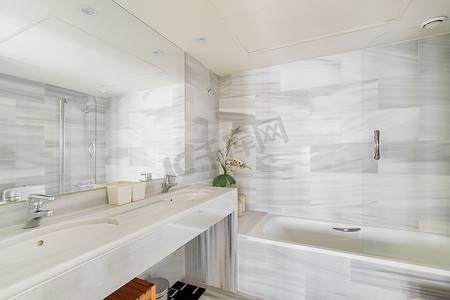 浴缸背景摄影照片_在新公寓的浴缸背景下，时尚的浴室配有镜子水槽和橱柜。