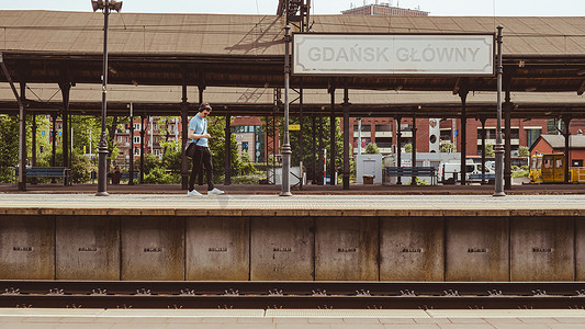波兰格但斯克 2022 年 5 月，人们在格但斯克格洛尼火车站的站台上等火车。