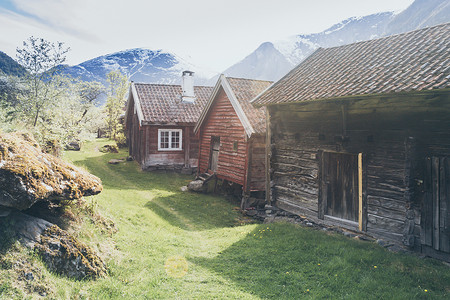 奥特曼壁纸摄影照片_挪威奥特内斯这个历史悠久的古老农庄的木屋景观