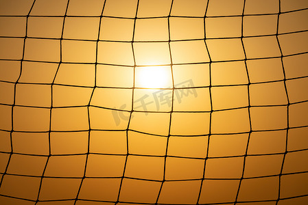 在日落的橄榄球目标网与太阳