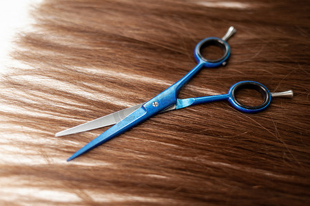 剪刀躺在发带上，以便在家里延长。