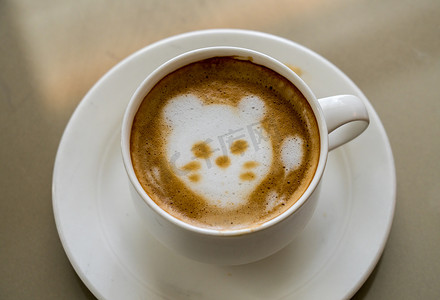 拿铁咖啡泡沫中猫或小猫脸和胡须的轮廓