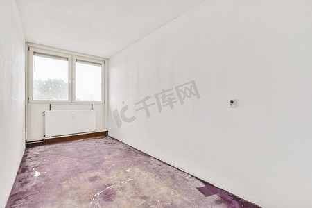 空房间地毯摄影照片_有白色墙壁和窗户的空房间