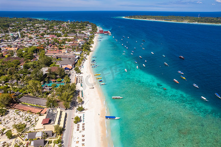 印度尼西亚龙目岛 Gili Trawangan 海滩渡轮码头的空中