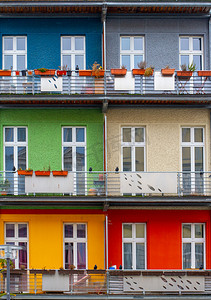 阳台人摄影照片_色彩缤纷的住宅公寓露台或阳台。