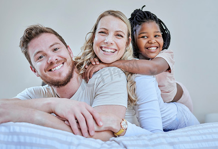 爱结合摄影照片_家庭、父母和孩子在床上的异族肖像中带着微笑、爱或在家里快乐地结合在一起。
