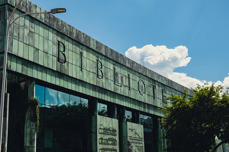 大学环境摄影照片_波兰华沙 — 2022 年 5 月，华沙大学图书馆现代建筑和绿化屋顶上的植物园。