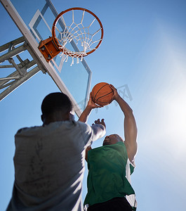 蓝天背景下的篮球运动员、低角度和竞赛游戏、户外运动、健身和能量目标、表现和行动。