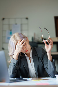 中小企业主、使用计算机和财务报表的女性对扩大市场以提高投资业务能力的焦虑表达