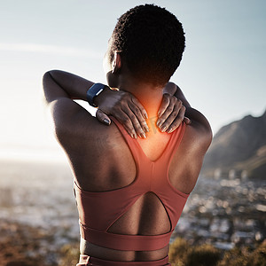 背痛、健身和大自然中的黑人女性在山中经历跑步训练事故。