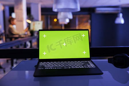 带绿屏模拟色度键的笔记本电脑，带隔离显示器