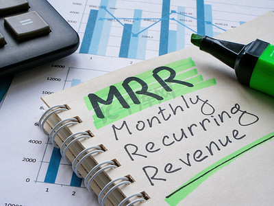 表示收入摄影照片_带有关于 MRR 每月经常性收入标记的页面。