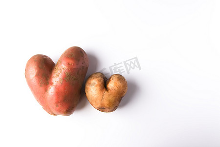 压力加工摄影照片_心形生土豆蔬菜。顶视图，复制空间。