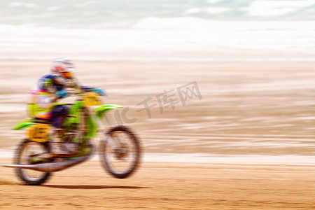 平移海滩摩托车赛车显示速度运动